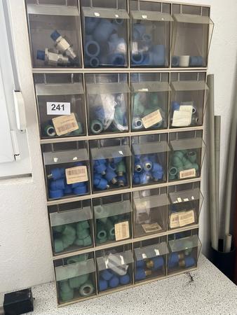 Sani-Meister Sortimentbox mit 20 Boxen bef�llt mit Kunststoffschwei�fittigen, T-St�cke, Muffen, �bergangsst�cken