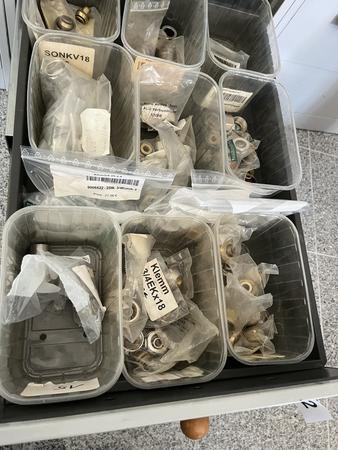 Ladeninhalt mit Klemmverschraubungen verschiedene Sorten