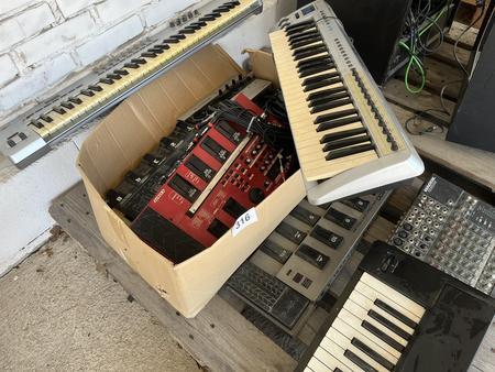 Roland A 33 Keyboard + Keyboard Evolution + Mackie Mischpult + Roland FC 200 Midi-Foot-Controller + div. Mischpulte und Verst�rker