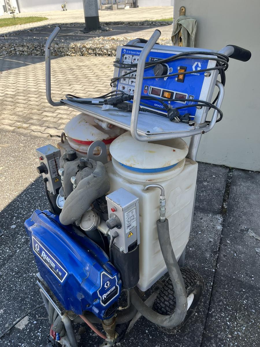 GRACO Reactor E 10 Polyuretan-Spritzanlage (siehe Typenschild) inkl. Schlauchpaket und zweitem Ersatzschlauchpaket + 2 Druckluftfasspumpen, 2 Spraypistolen, Reinigungs- und. Servicematerial, Verwendungszweck: siehe Fotos Beschichtung Stahls&auml;ule, Abdichtun?d=2026-05-25 21:18:34