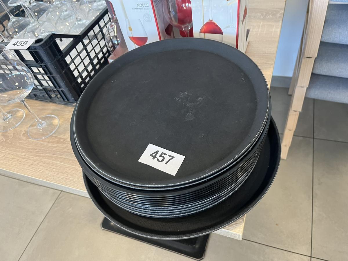 ca. 15 Tabletts, DM 35 cm?d=2026-06-05 23:04:13