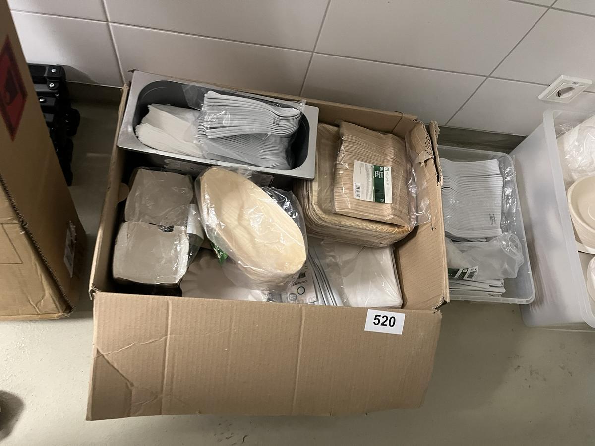 8 Karton mit Partygeschirr