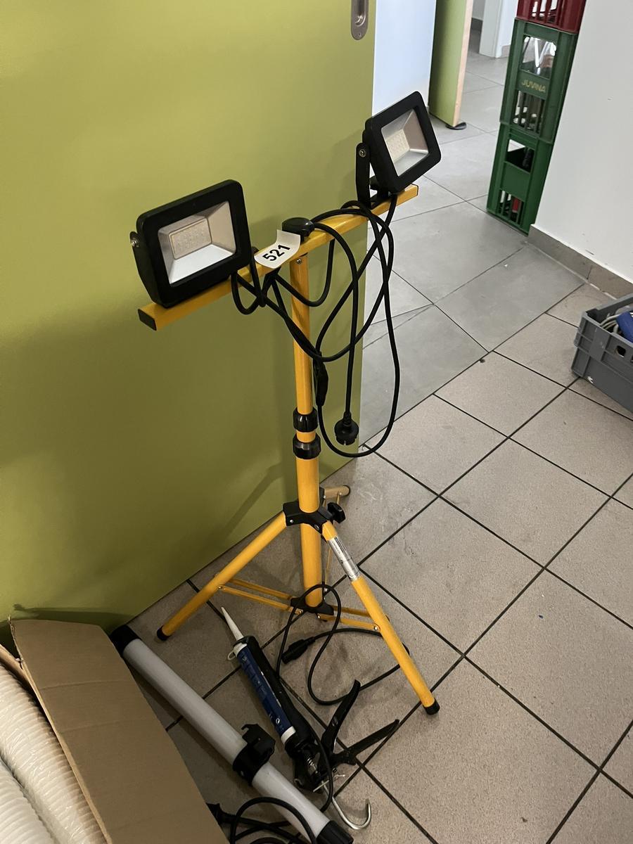 Halogenscheinwerfer mit Stativ mit Silikonspritze und Leuchte?d=2026-06-05 23:04:03