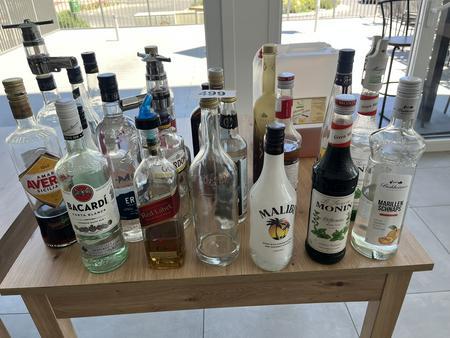 Kompletter Bestand an angefangenen Getr�nken: Schnaps, Whisky, Bacardi usw.