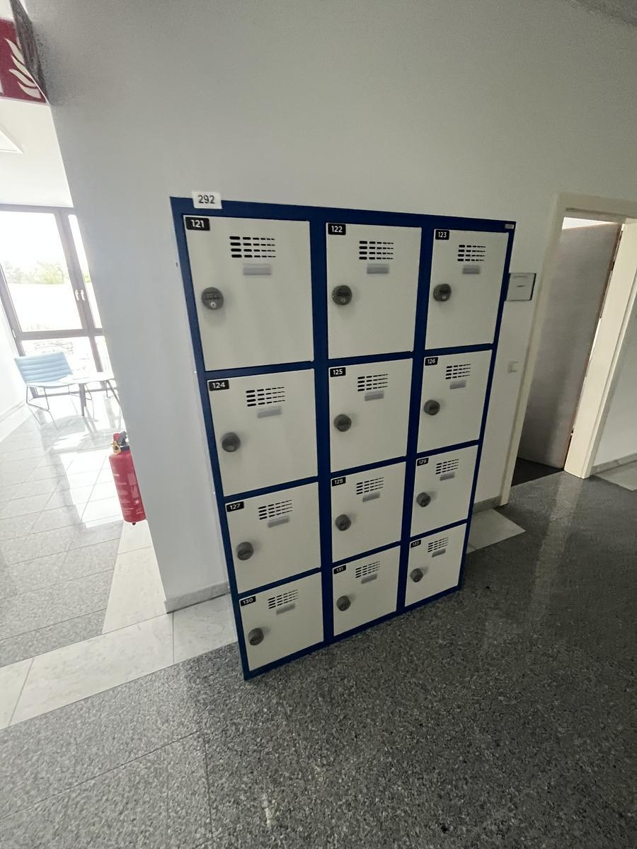Garderobenschrank mit 12 Schlie&szlig;f&auml;chern mit Nummercode ca. 120 x 180 cm?d=2026-06-06 00:01:33