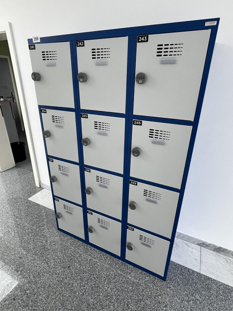 Garderobenschrank mit 12 Schlie&szlig;f&auml;chern mit Nummercode ca. 120 x 180 cm