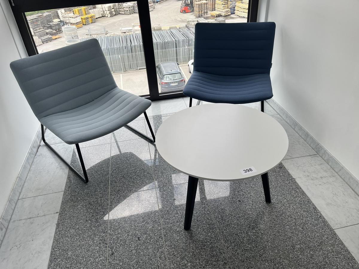 Designersitzbankgruppe mit Tisch, 70 cm DM und 2 St&uuml;hlen