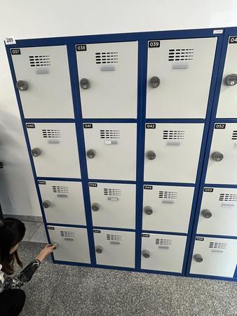 Garderobenschrank mit 12 Schlie�f�chern mit Nummercode ca. 120 x 180 cm