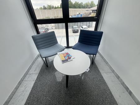 Designersitzbankgruppe mit Tisch, 70 cm DM und 2 St�hlen