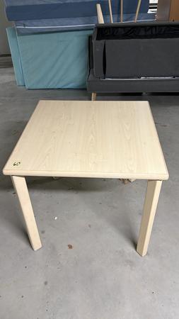 Tisch ca. 80Lx80Bx75Hcm, Holz