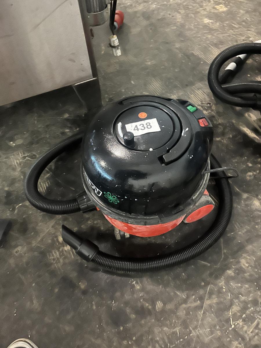 Gewerbestaubsauger Typ Henry mit Schlauchpaket?d=2026-06-05 22:53:01