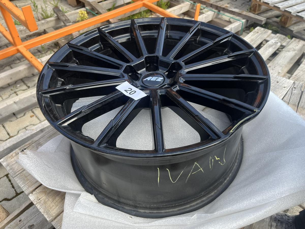 Tesla Felge AEZ besch&auml;digt Modell Y?d=2026-07-28 19:40:17