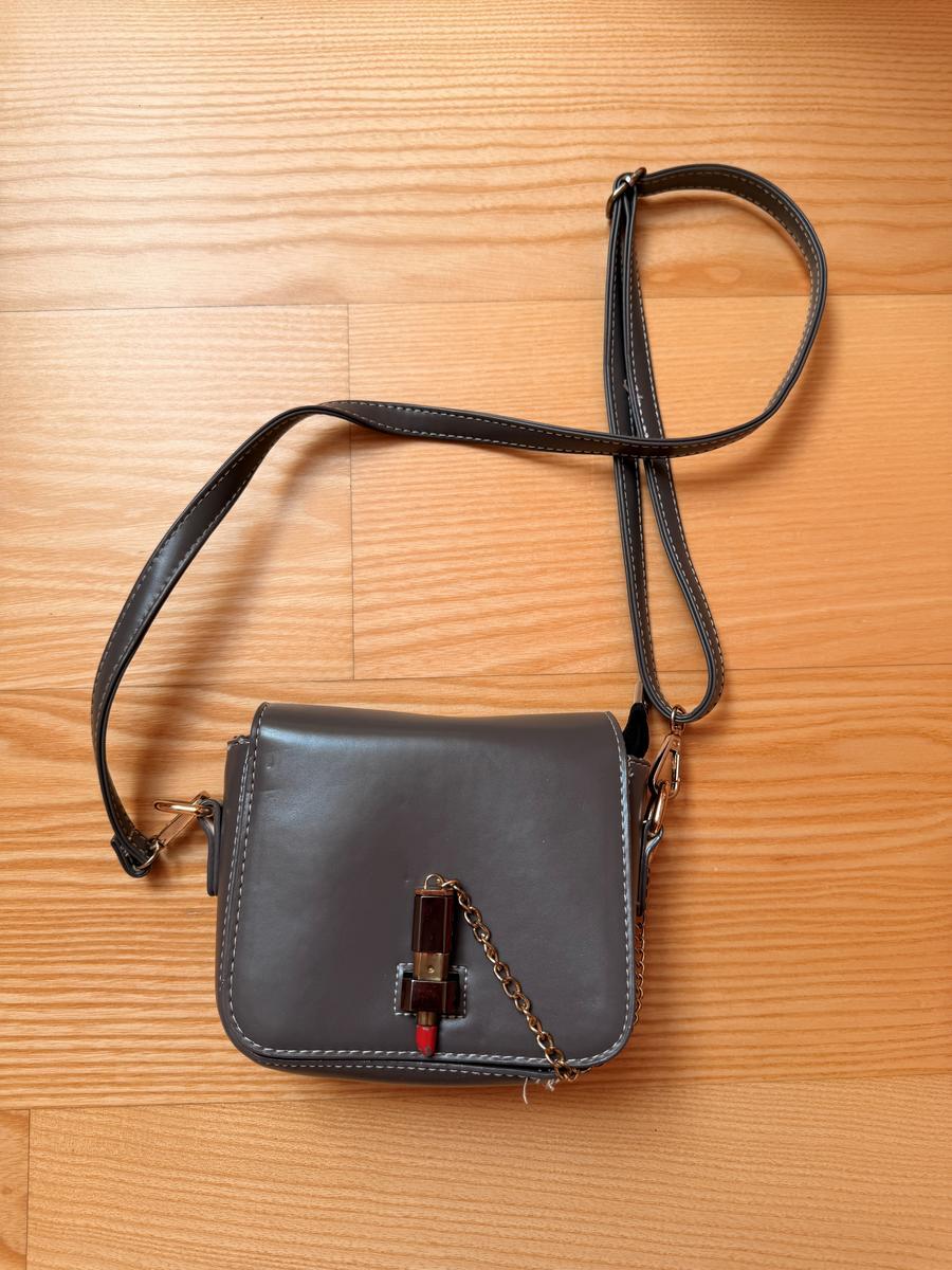 Tasche Grau mit Lippenstift?d=2026-07-28 19:42:52
