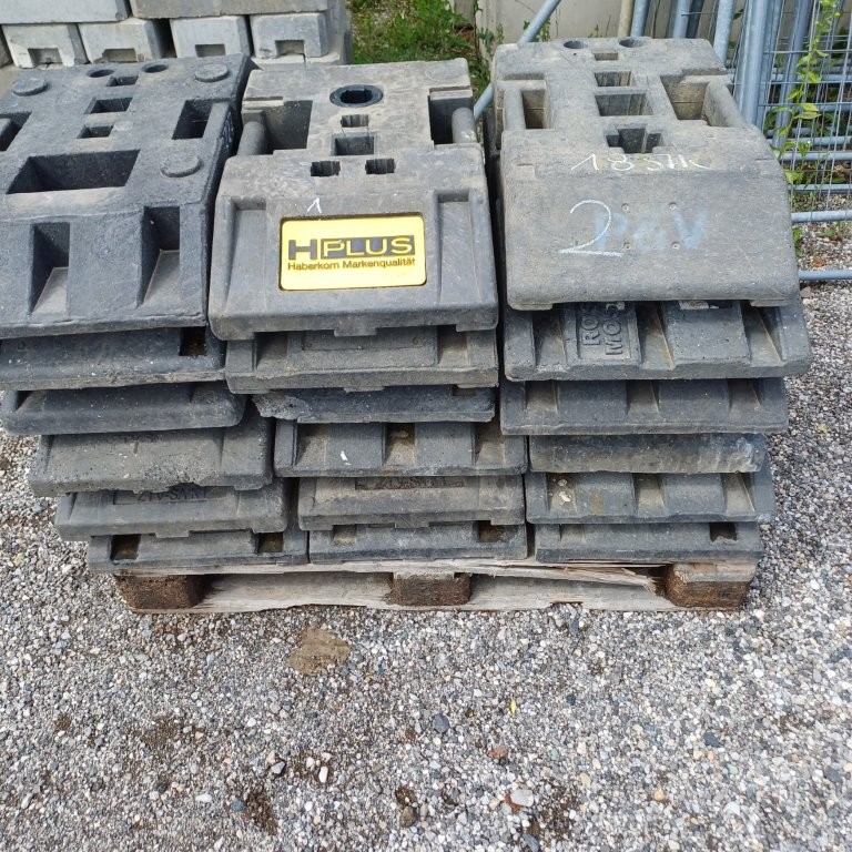 ca. 18 Stk. Sockelf&uuml;&szlig;e f&uuml;r Bauzaun?d=2026-07-28 18:39:07