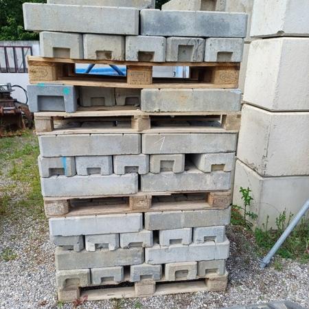 ca. 24 Stk. Betonsteine f�r Bauzaun