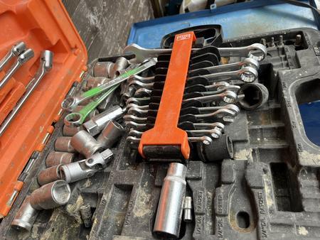 7 St�ck Werkzeugkoffer teilweise best�ckt mit Nussen etc.