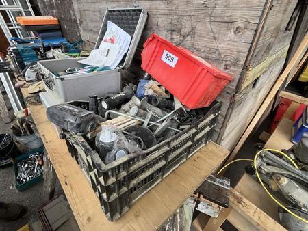 Posten Maschinenzubeh�r - Ersatzteiltr�ger , Kleinteile usw