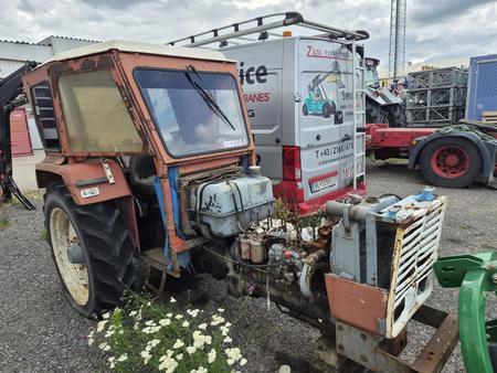 Demontierter Traktor
