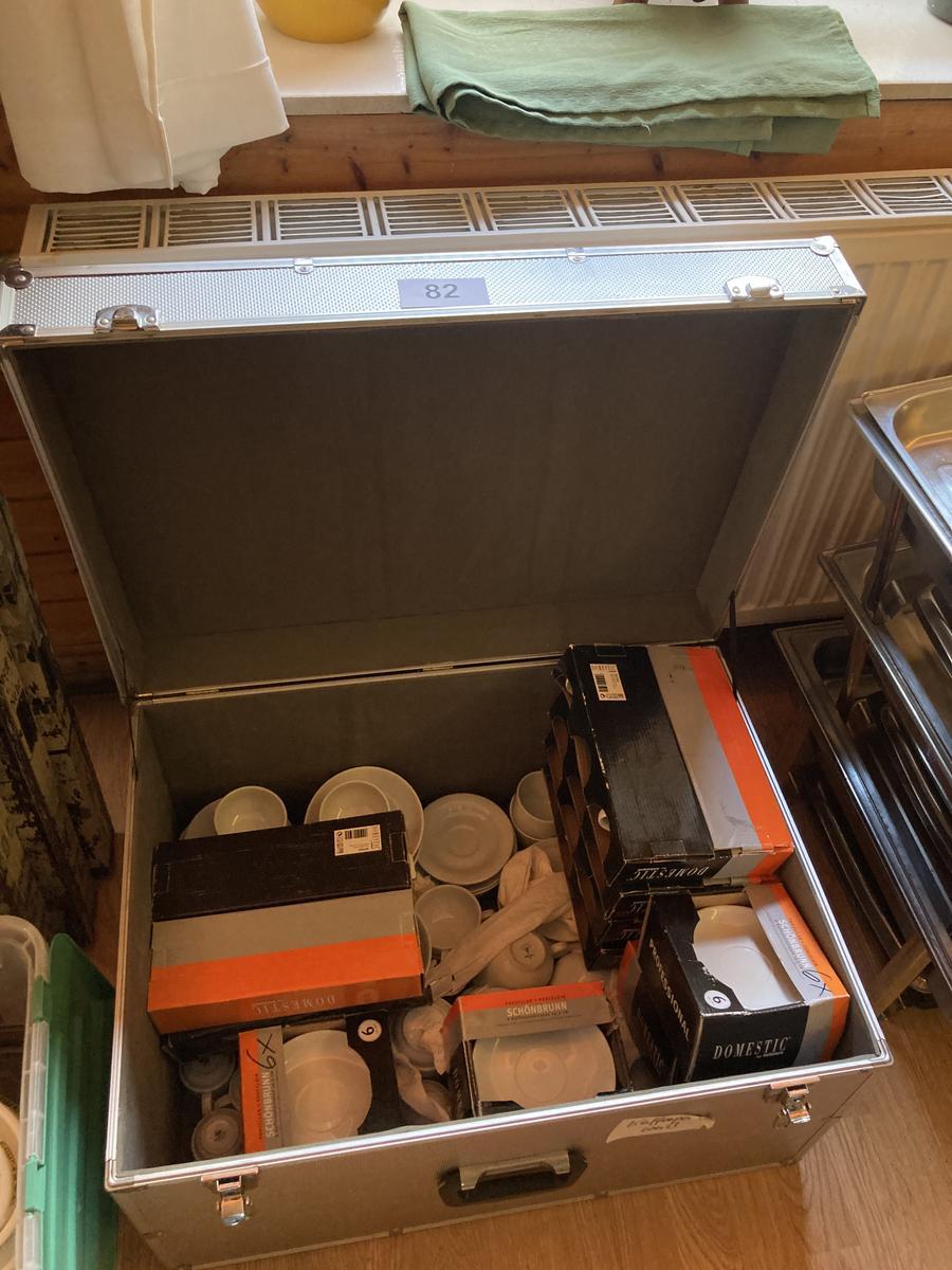 Gro&szlig;posten  Kaffee-Geschirr ca. 60 Tassen inkl. Untertassen und Transportbox 70 x 50 cm?d=2026-07-28 19:42:17