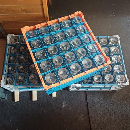 ca. 3 K�rbe mit 75 Stk. geeichten Weingl�ser