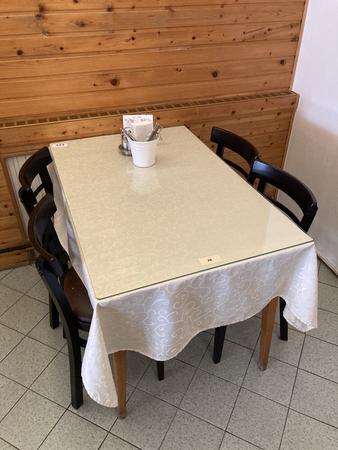 Gastrotisch ca. 70 x 110 cm, mit hellem Gestell inkl. 4 Gastrost�hle (teilweise stark gebraucht)