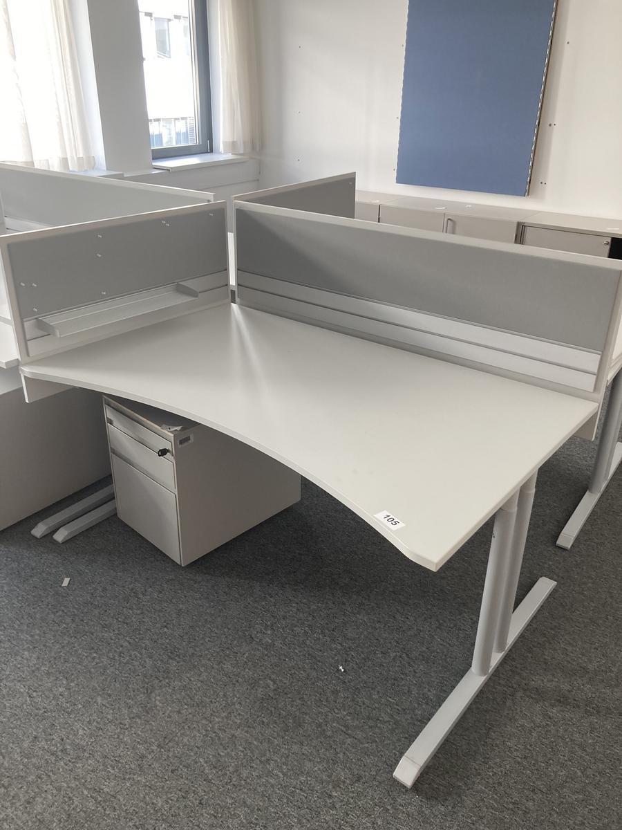 Schreibtisch mit R&uuml;ckwand, geschwungen, Ma&szlig;e: ca. 160 x 85 x 100 cm?d=2026-07-28 22:57:13