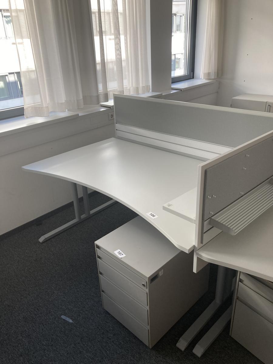 Schreibtisch mit R&uuml;ckwand, geschwungen, Ma&szlig;e: ca. 160 x 85 x 100 cm?d=2026-07-28 19:39:10