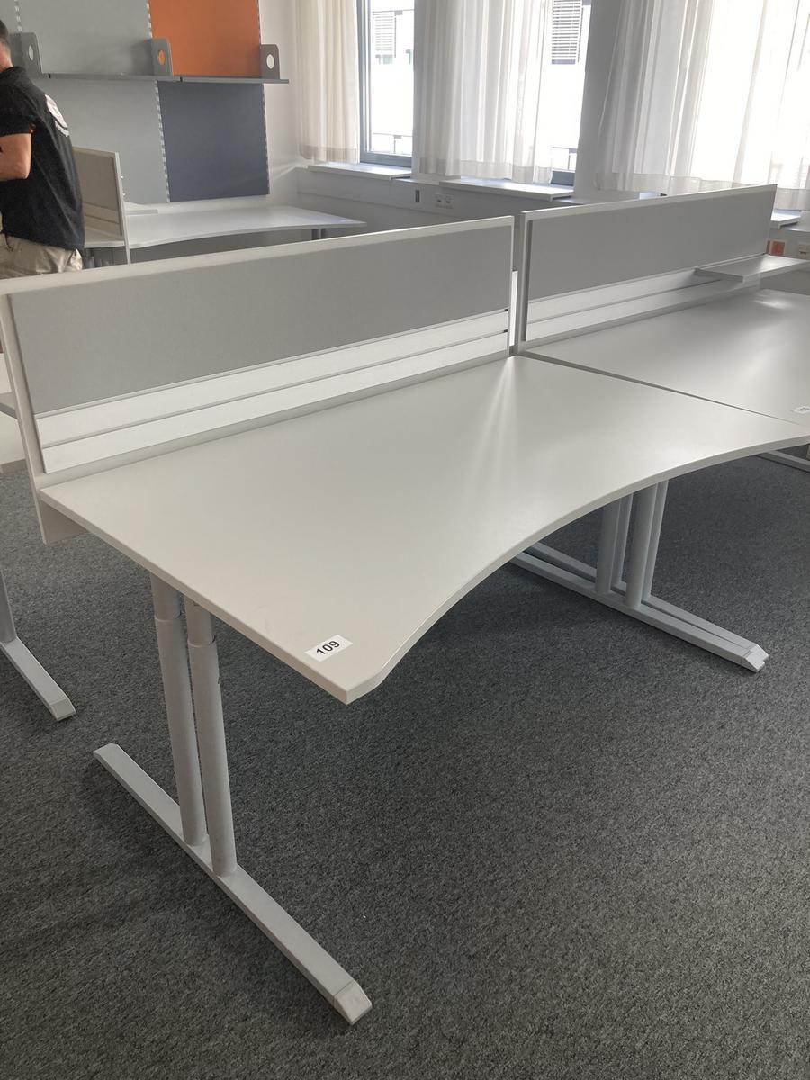 Schreibtisch mit R&uuml;ckwand, geschwungen, Ma&szlig;e: ca. 160 x 85 x 100 cm?d=2026-07-28 18:39:21