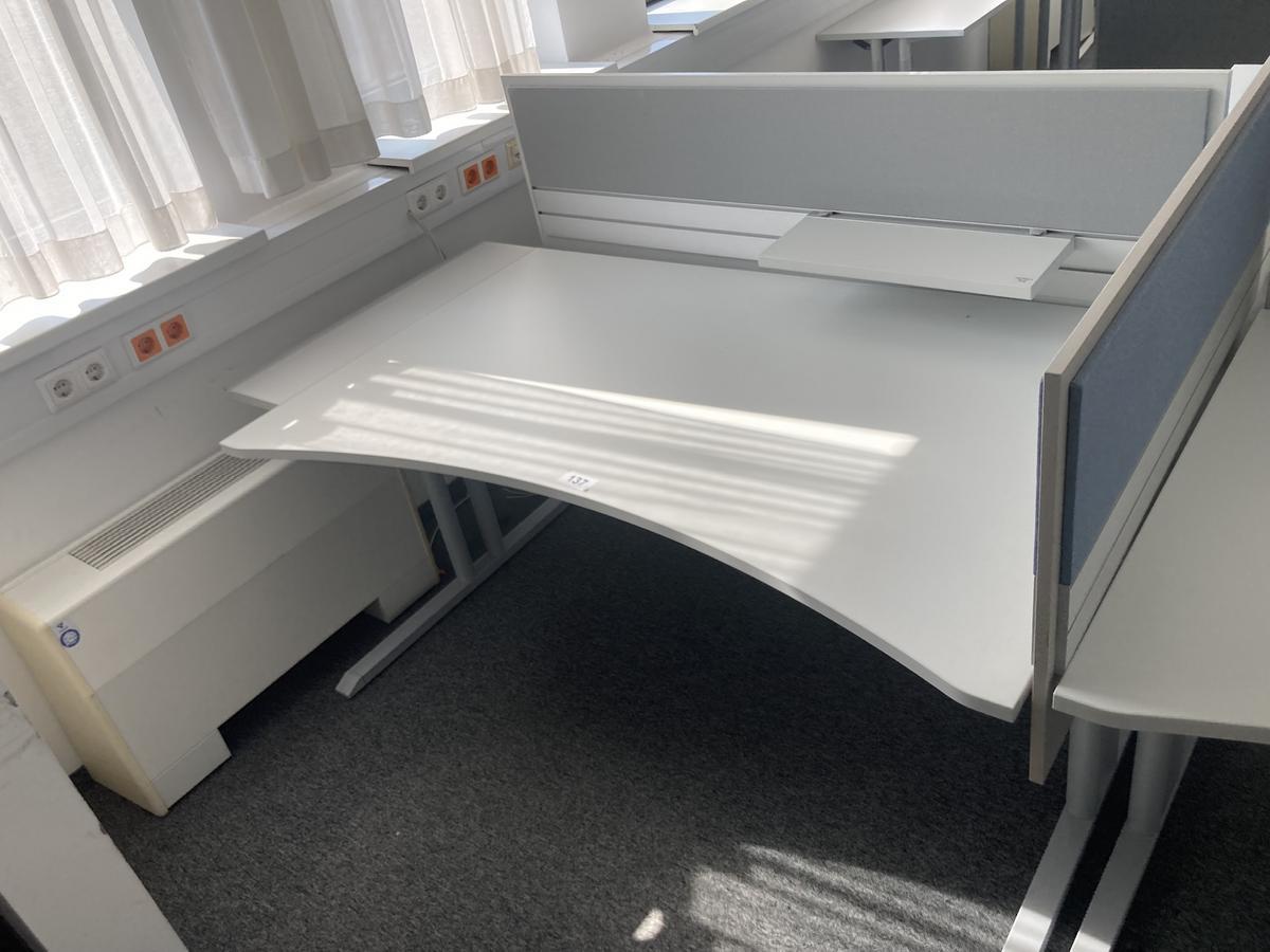 Schreibtisch ohne R&uuml;ckwand, geschwungen, mit Seitenwand, Ma&szlig;e: ca. 160 x 85 x 100 cm?d=2026-07-28 22:01:51