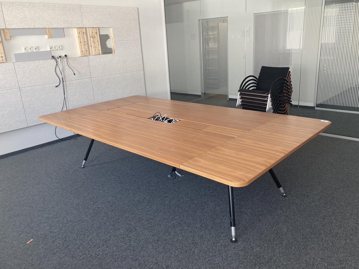 Konferenztisch mit EDV-Konsolen, Ma&szlig;e: ca. 300 x 160 x 75 cm?d=2026-07-28 18:38:36