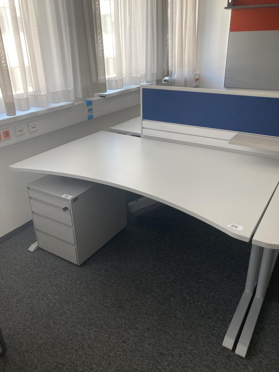 Schreibtisch mit R&uuml;ckwand, geschwungen, Ma&szlig;e: ca. 160 x 85 x 100 cm?d=2026-07-28 19:40:18