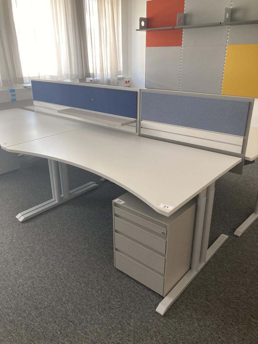 Schreibtisch mit R&uuml;ckwand, geschwungen, Ma&szlig;e: ca. 160 x 85 x 100 cm?d=2026-07-28 20:53:16