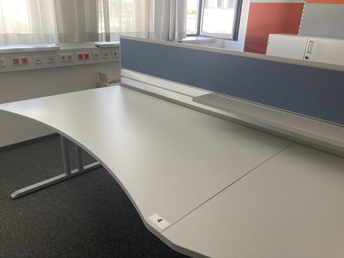 Schreibtisch ohne R&uuml;ckwand, geschwungen, Ma&szlig;e: ca. 160 x 85 x 100 cm?d=2026-07-28 19:38:48