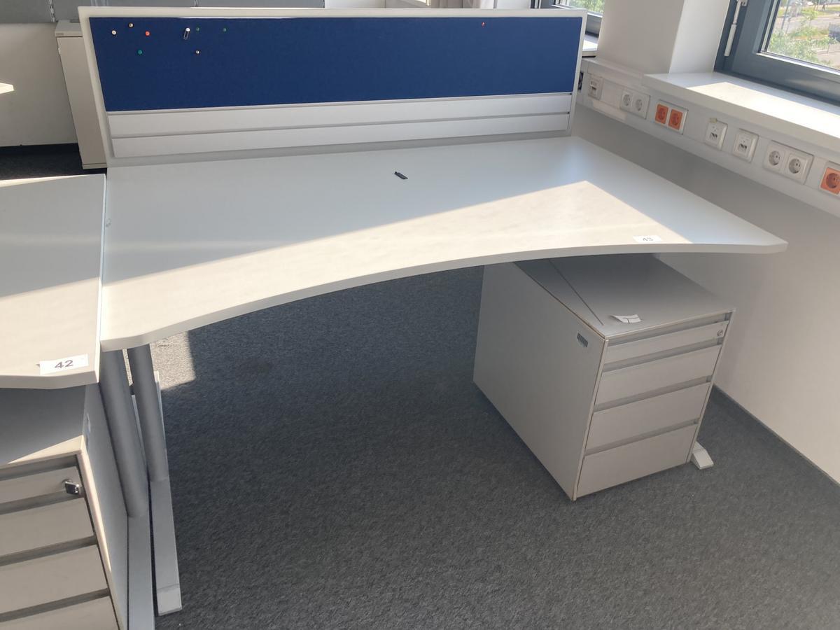 Schreibtisch mit R&uuml;ckwand, geschwungen, Ma&szlig;e: ca. 160 x 85 x 100 cm?d=2026-07-28 18:39:25