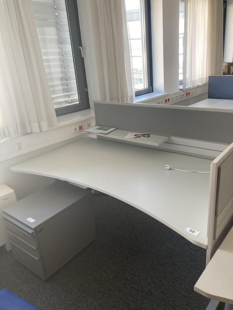 Schreibtisch mit R&uuml;ckwand, geschwungen, Ma&szlig;e: ca. 160 x 85 x 100 cm?d=2026-07-28 19:38:03