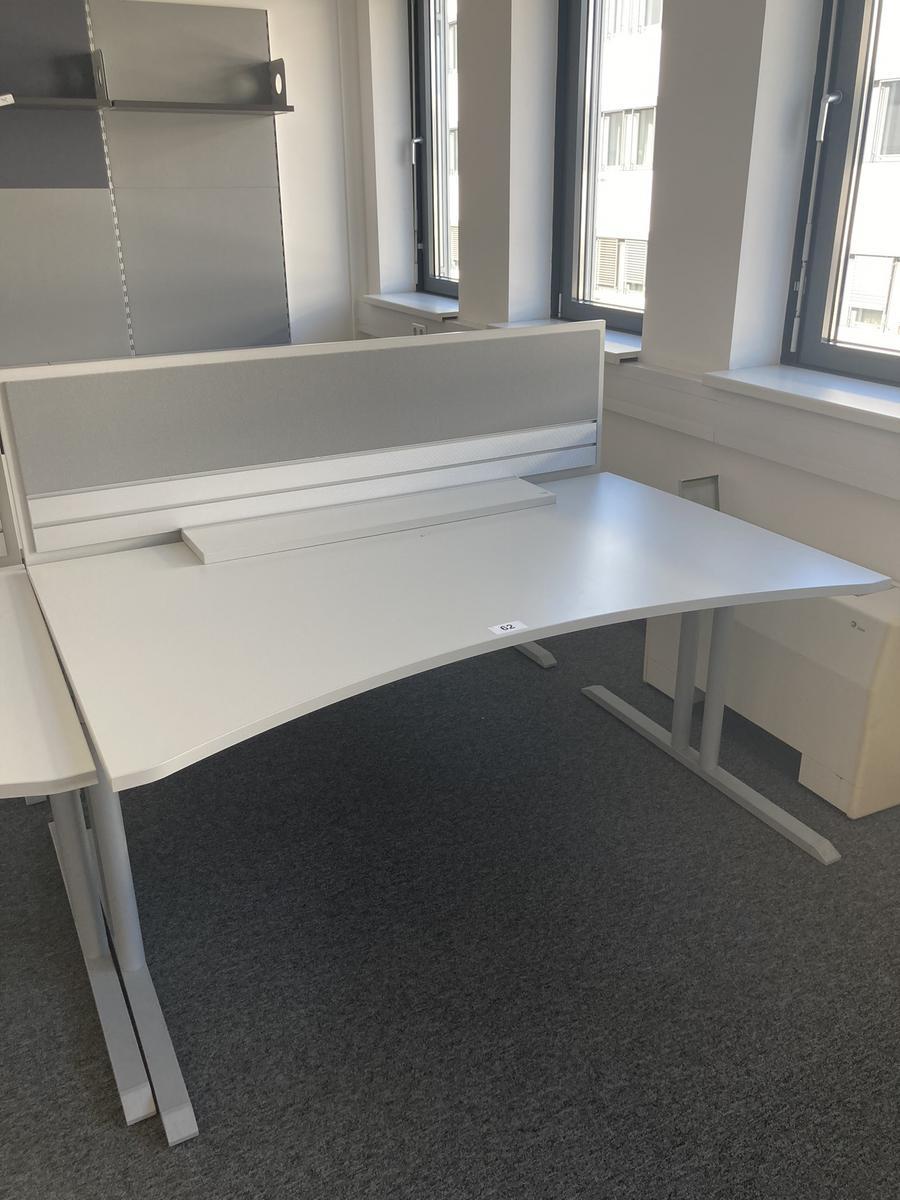 Schreibtisch mit R&uuml;ckwand, geschwungen, Ma&szlig;e: ca. 160 x 85 x 100 cm?d=2026-07-28 18:38:09