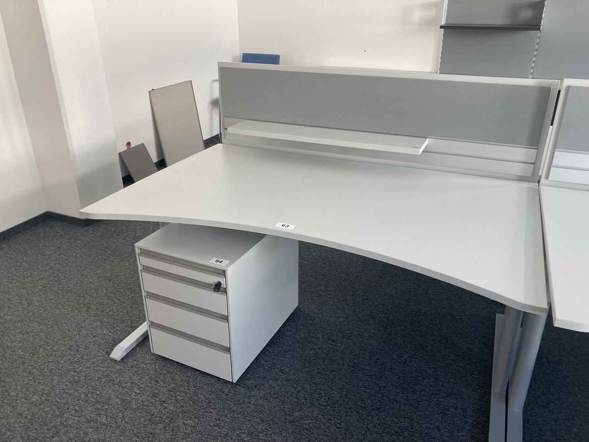 Schreibtisch mit R&uuml;ckwand, geschwungen, Ma&szlig;e: ca. 160 x 85 x 100 cm?d=2026-07-28 18:37:58