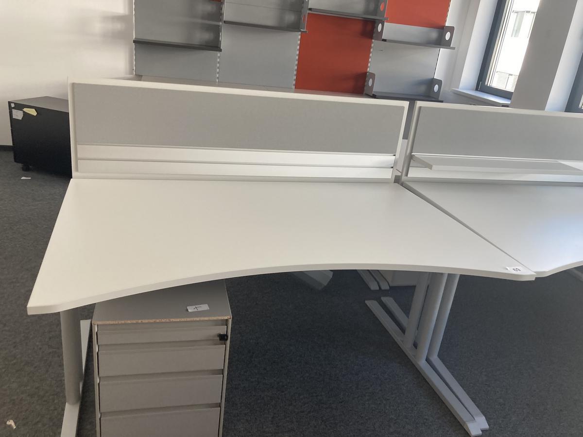 Schreibtisch mit R&uuml;ckwand, geschwungen, Ma&szlig;e: ca. 160 x 85 x 100 cm?d=2026-07-28 20:53:30