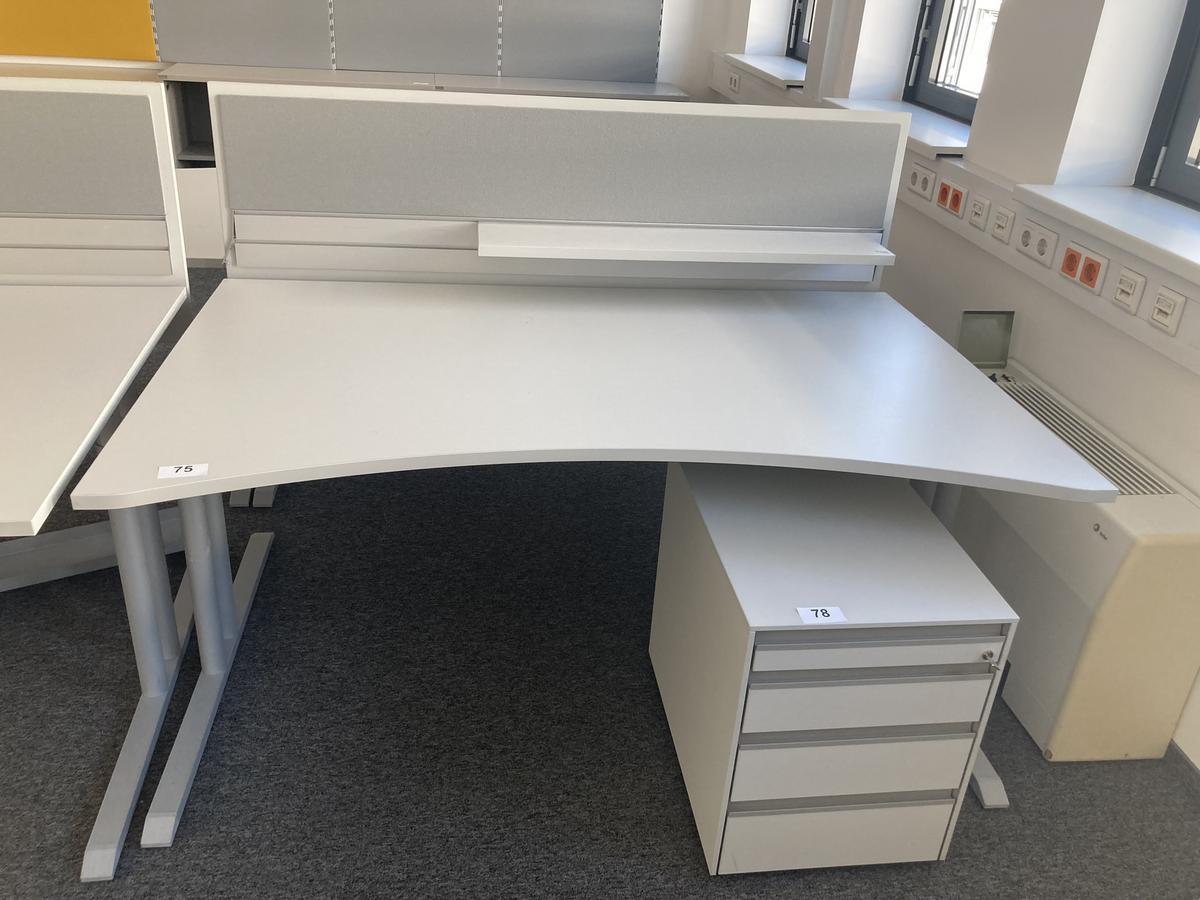 Schreibtisch mit R&uuml;ckwand, geschwungen, Ma&szlig;e: ca. 160 x 85 x 100 cm?d=2026-07-28 19:38:55