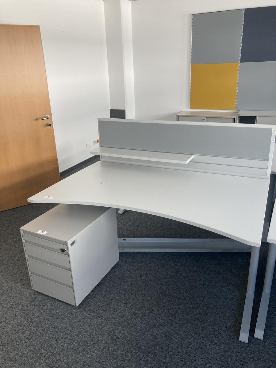 Schreibtisch mit R&uuml;ckwand, geschwungen, Ma&szlig;e: ca. 160 x 85 x 100 cm?d=2026-07-28 18:39:29