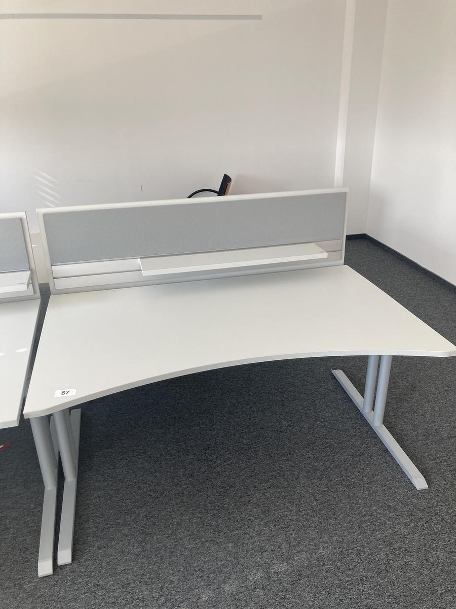 Schreibtisch mit R&uuml;ckwand, geschwungen, Ma&szlig;e: ca. 160 x 85 x 100 cm?d=2026-07-28 19:39:00