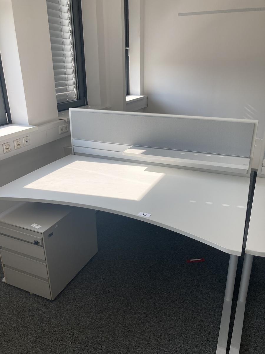 Schreibtisch mit R&uuml;ckwand, geschwungen, Ma&szlig;e: ca. 160 x 85 x 100 cm?d=2026-07-28 19:42:39