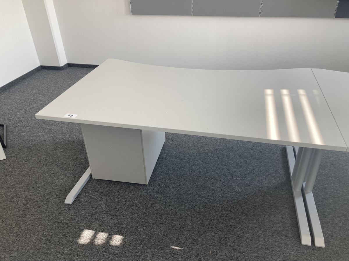 Schreibtisch ohne R&uuml;ckwand, geschwungen, Ma&szlig;e: ca. 160 x 85 x 100 cm?d=2026-07-28 18:38:41