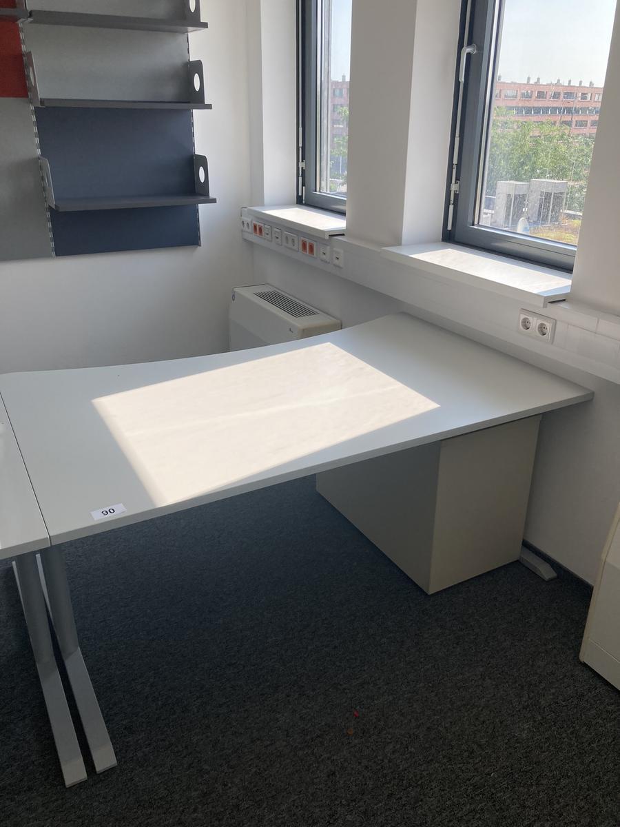 Schreibtisch ohne R&uuml;ckwand, geschwungen, Ma&szlig;e: ca. 160 x 85 x 100 cm?d=2026-07-28 19:42:16
