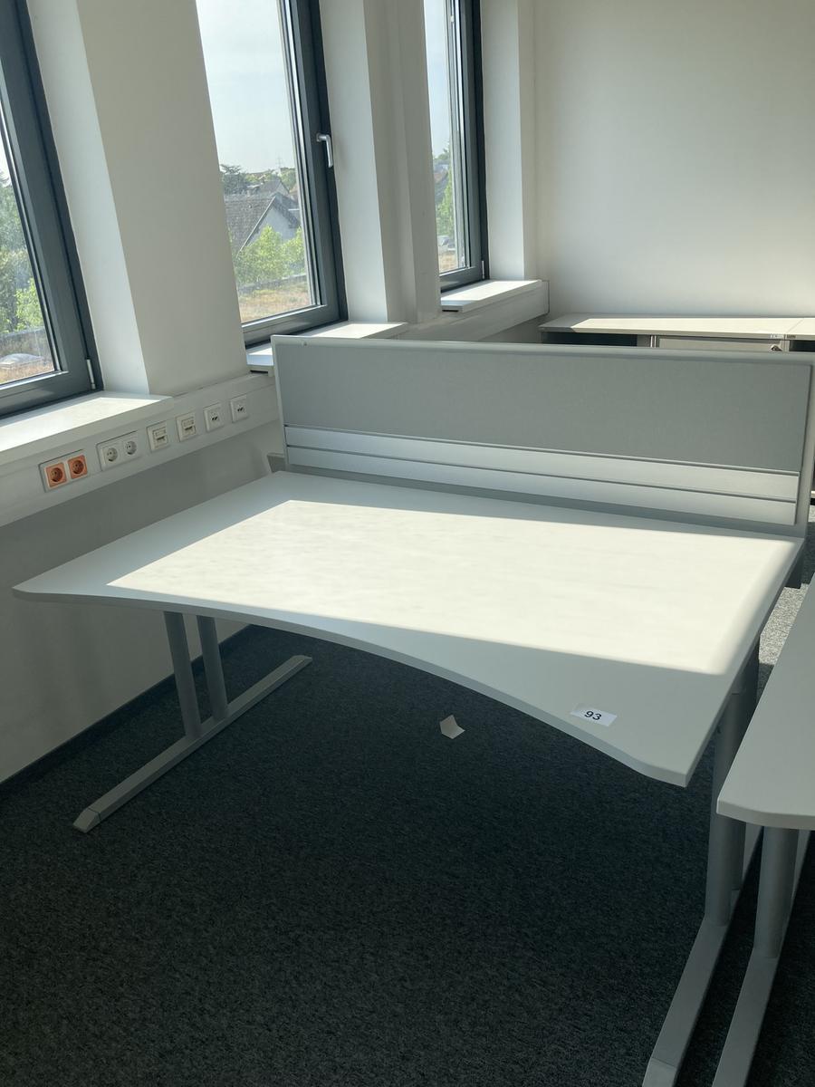 Schreibtisch mit R&uuml;ckwand, geschwungen, Ma&szlig;e: ca. 160 x 85 x 100 cm?d=2026-07-28 18:39:19