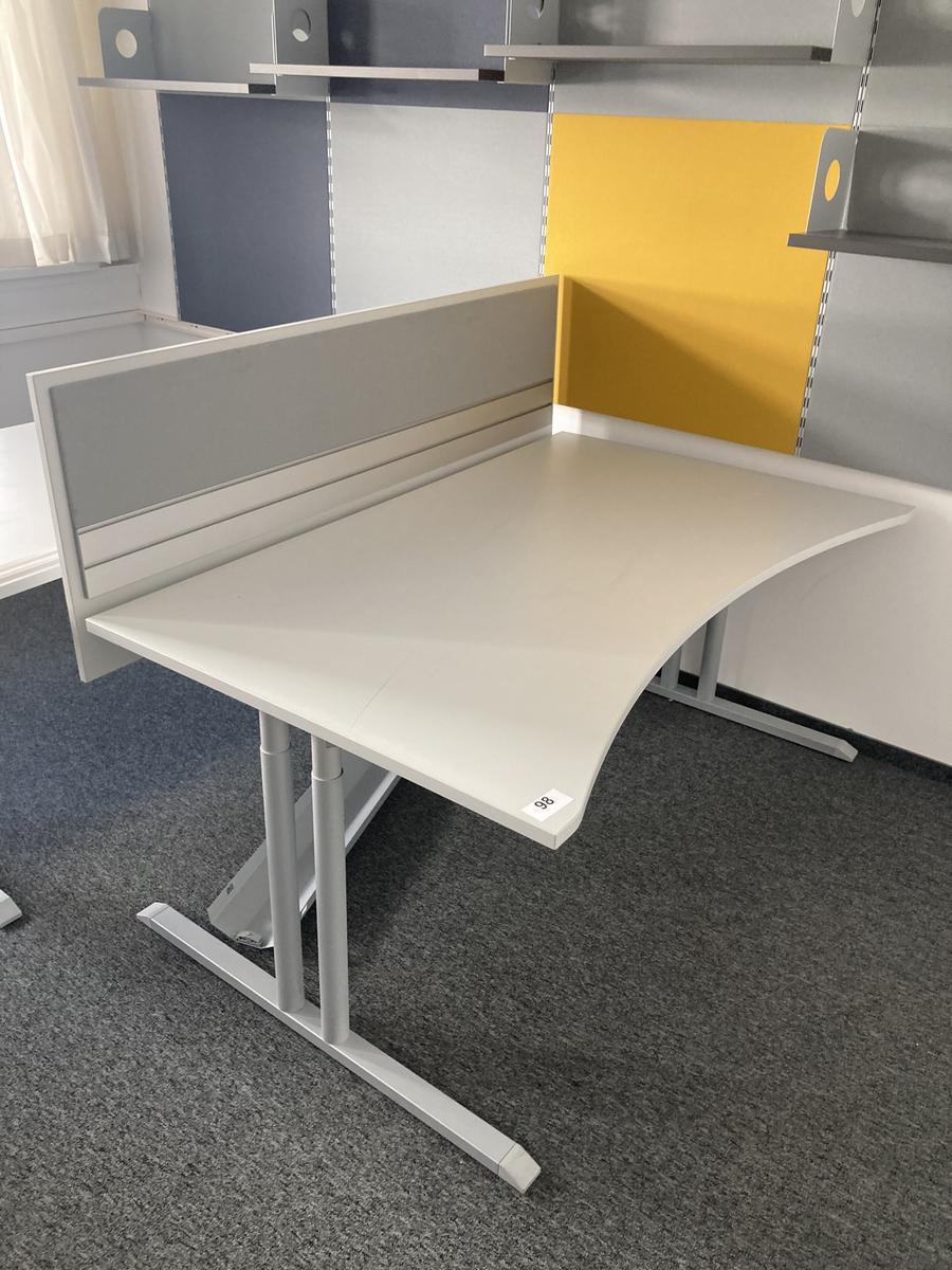 Schreibtisch mit R&uuml;ckwand, geschwungen, Ma&szlig;e: ca. 160 x 85 x 100 cm?d=2026-07-28 20:52:53