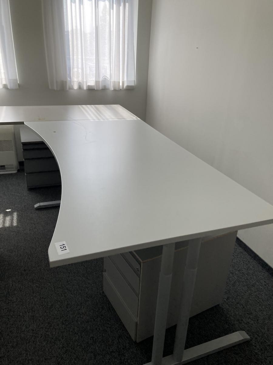 Schreibtisch ohne R&uuml;ckwand, geschwungen, Ma&szlig;e: ca. 160 x 85 x 100 cm?d=2026-07-28 18:38:34