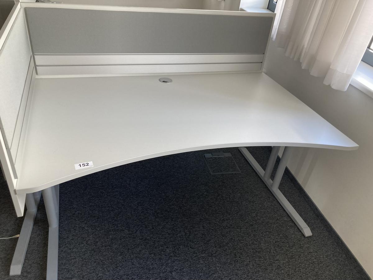 Schreibtisch mit R&uuml;ckwand, geschwungen, Ma&szlig;e: ca. 160 x 85 x 100 cm?d=2026-07-28 22:00:59