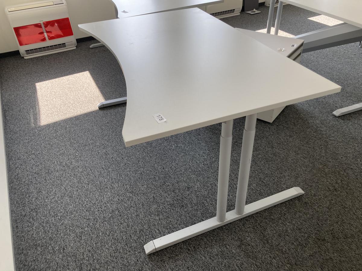 Schreibtisch ohne R&uuml;ckwand, geschwungen, Ma&szlig;e: ca. 160 x 85 x 100 cm?d=2026-07-28 19:42:37