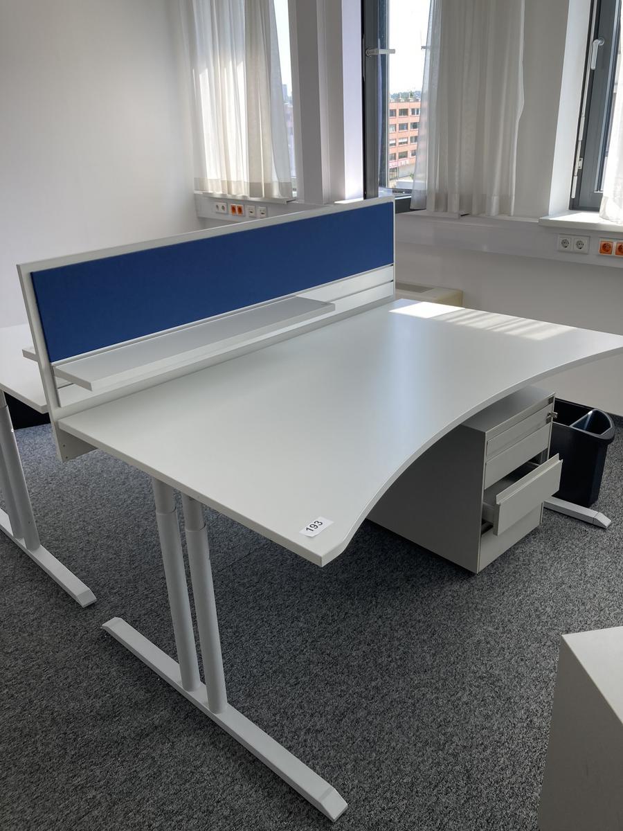 Schreibtisch mit R&uuml;ckwand, geschwungen, Ma&szlig;e: ca. 160 x 85 x 100 cm?d=2026-07-28 19:38:04